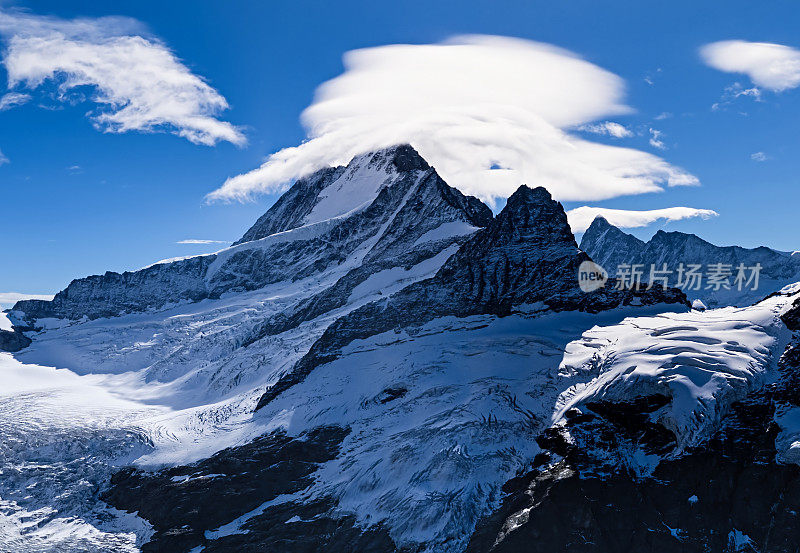 俯瞰上格林德瓦尔冰川(Oberer Grindelwaldgletscher)，伯尔尼高地，瑞士。